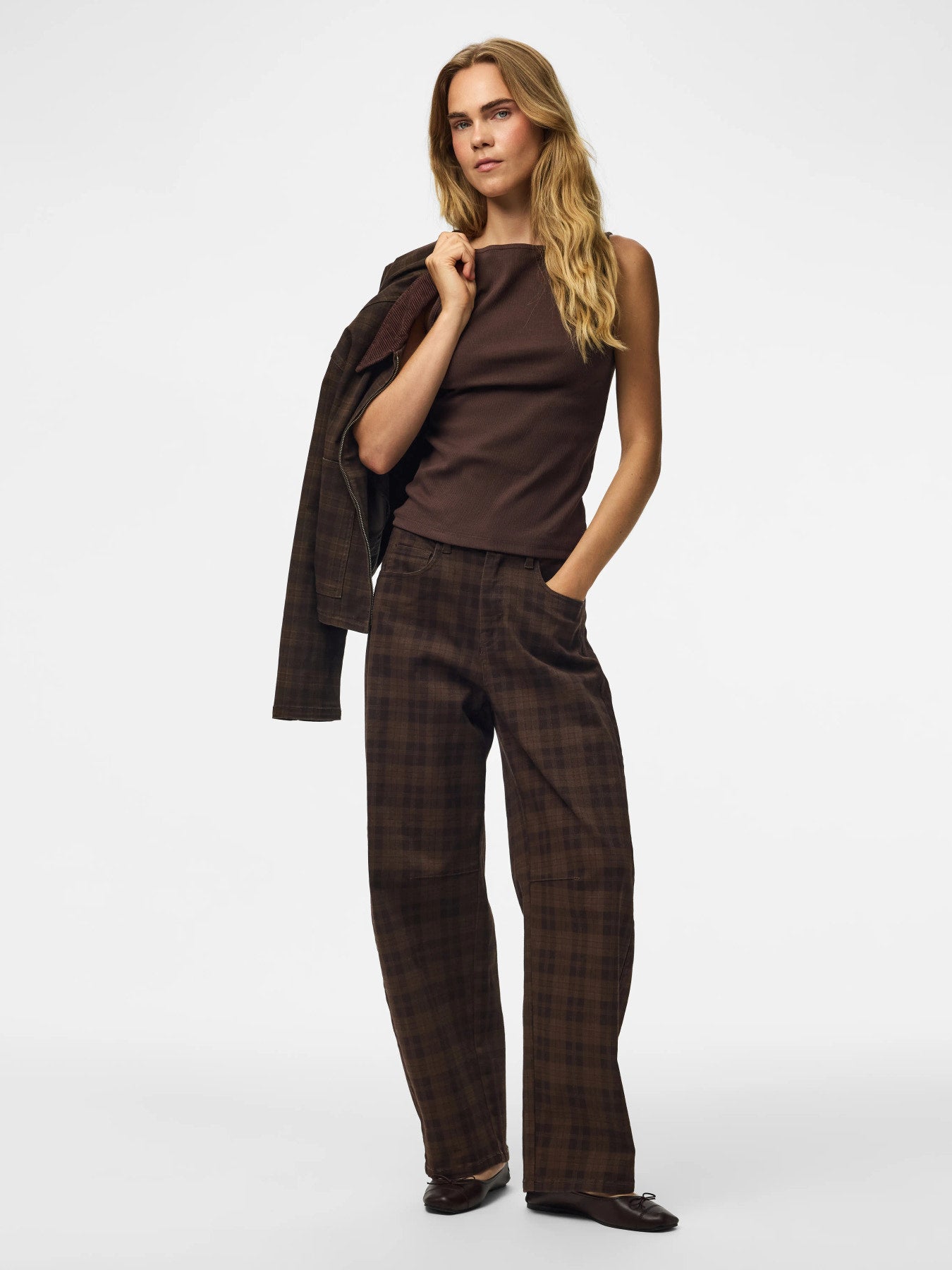 PIECES VERA MW BARREL CHECK JEANS DNM