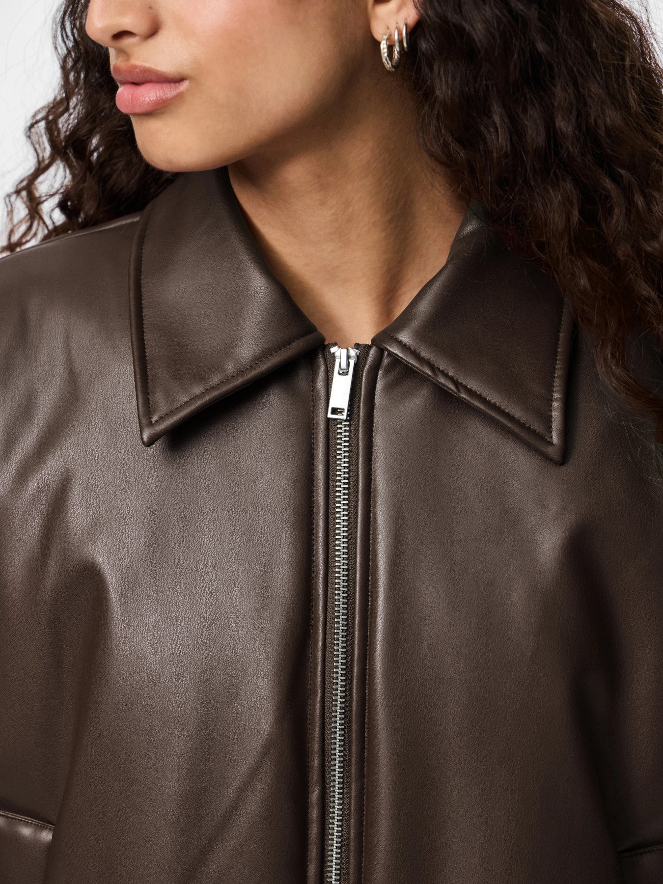 PIECES LARA PADDED COATED BOMBER JACKET WB BC Hot Fudge