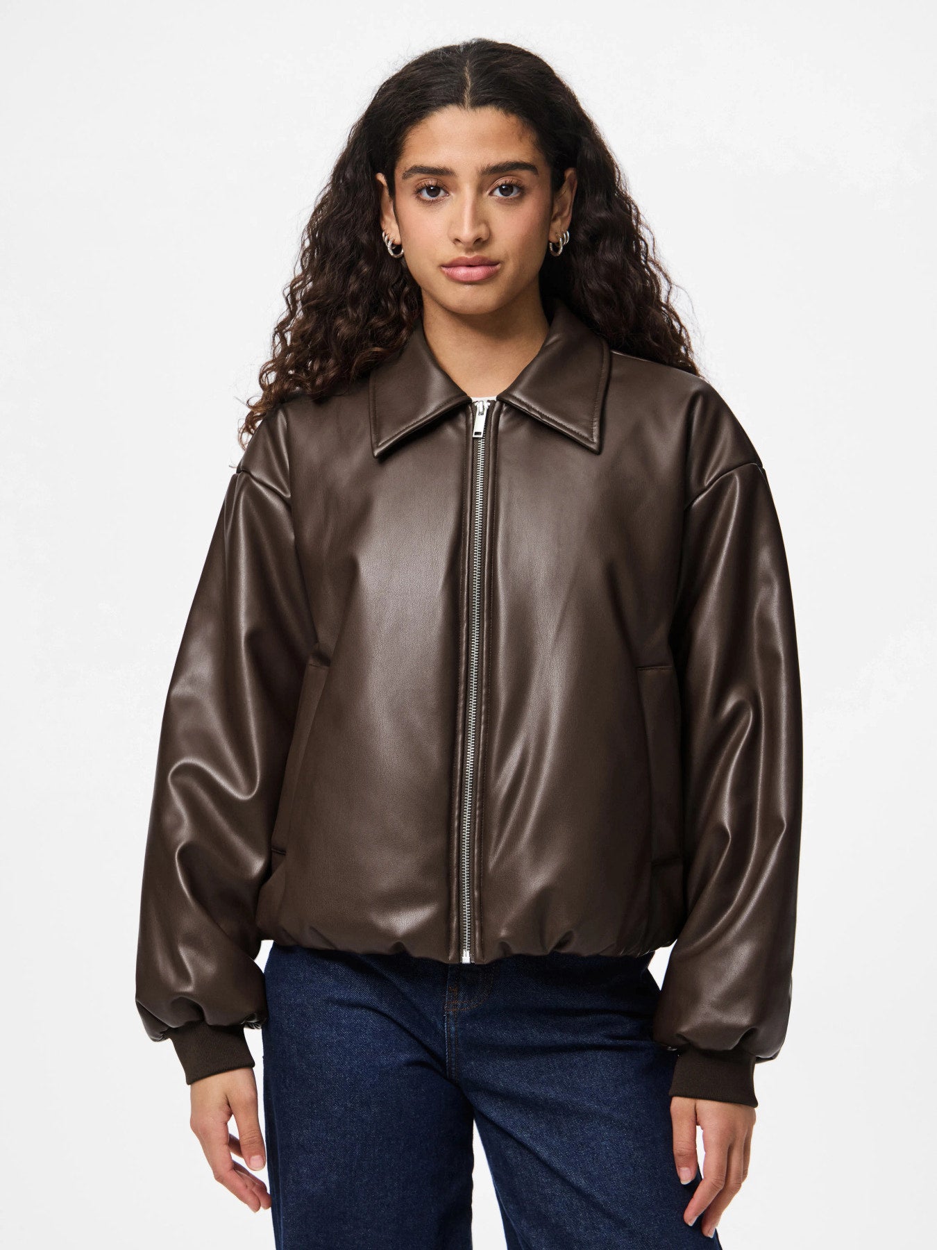 PIECES LARA PADDED COATED BOMBER JACKET WB BC Hot Fudge